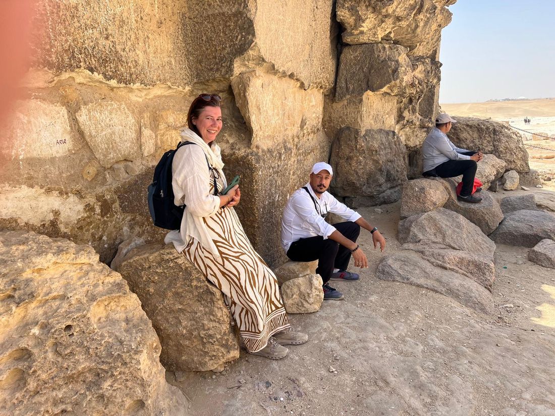 Tessa with Mahmoud at the pyramids